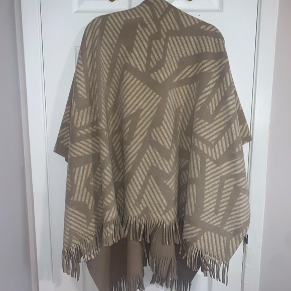 Geometric Print Poncho - Picture 3 of 4